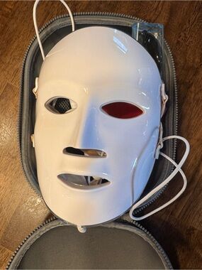 LED Therapy Facial Mask in Glossy White